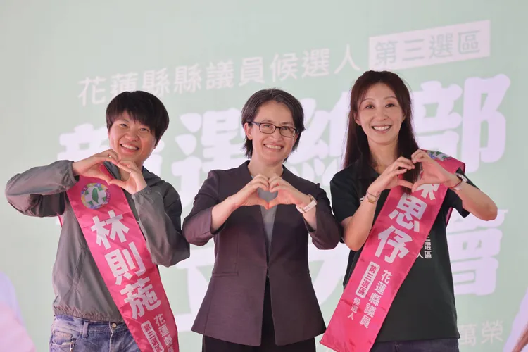 林則葹、陳思伃兩位過去都曾參與蕭美琴在花蓮的地方服務工作，如今再度同台。民進黨提供