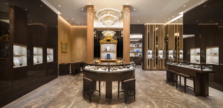 Buccellati台北101精品店將古典義大利美學融入空間，還陳列兩面鍍金木雕古董鏡。品牌提供