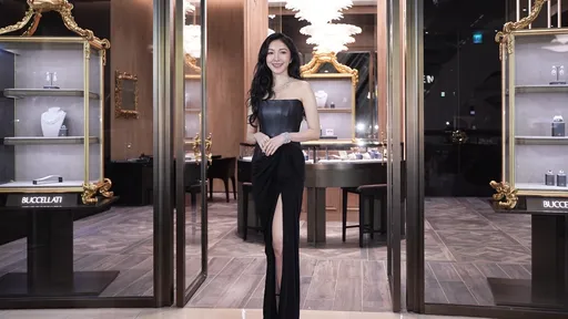 楊謹華穿開高衩禮服性感曬美腿　戴上億Buccellati珠寶好優雅