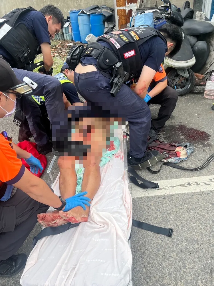 64歲男子持刀砍人，警方開2槍將他制伏後送醫。翻攝畫面