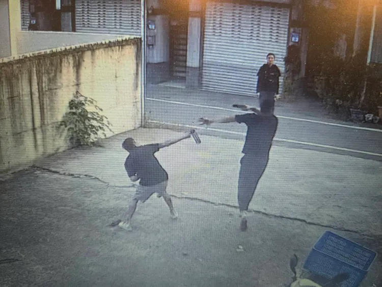 盧男持瓦斯槍闖民宅嗆聲遭噴辣椒水。翻攝畫面