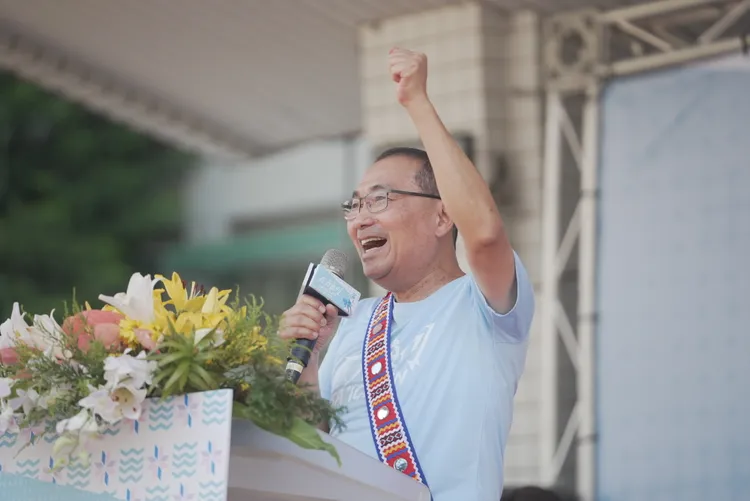 侯友宜到場為參賽選手加油，祝福選手發揮實力、平安完賽。原民局提供
