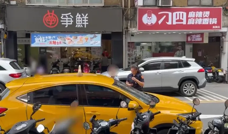 運將把項鍊送至派出所。翻攝畫面