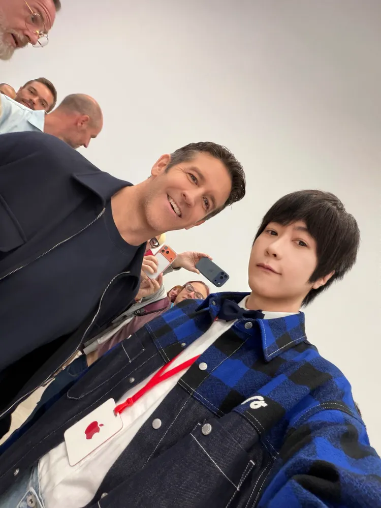 阿信（右）與蘋果新任執行長John Ternus相見歡。相信音樂提供