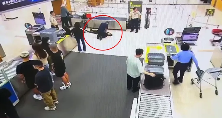警方於現場實施CPR等待醫護人員接手。翻攝畫面