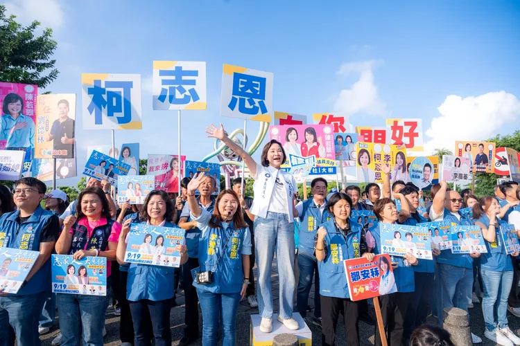 國民黨高雄市長候選人柯志恩首場萬人造勢，將在本週六（19日）於鳳山登場，柯志恩今（14日）早與30多位黨籍議員及候選人於衛武營前合體站路口。柯志恩辦公室提供