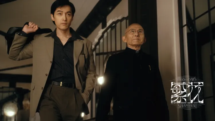 游本昌（右）在《繁花》飾演爺叔，被胡歌飾演的阿寶視為人生導師與軍師。翻攝繁花微博