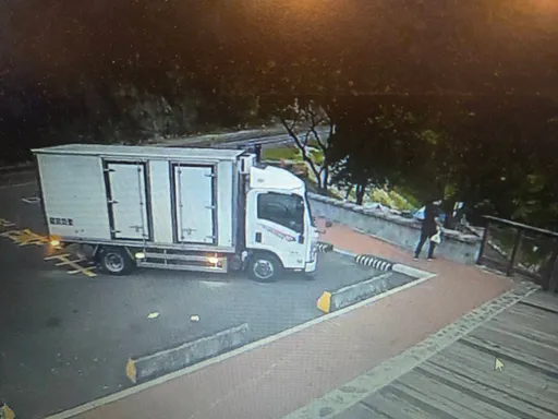 年輕小貨車司機下車提一袋垃圾往下丟　太魯閣鏡頭君全都錄這下慘了