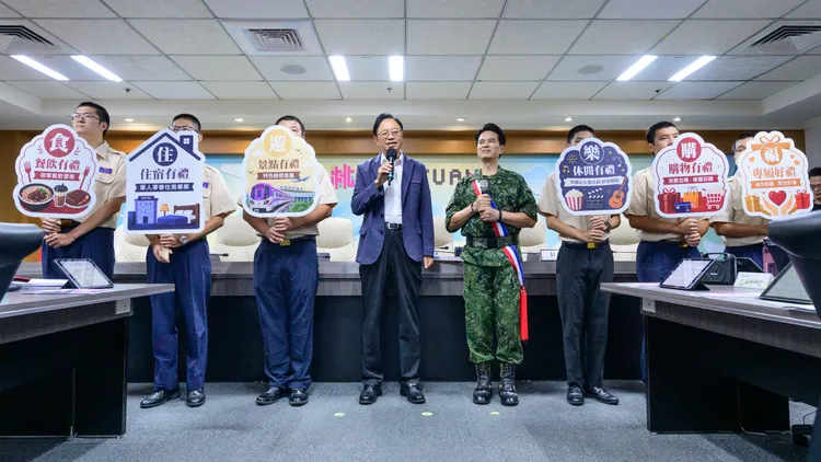 張善政表揚桃園地政同仁機警阻詐。桃園市府提供