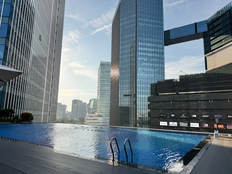 台北漢來大飯店泳池可見南港Lalaport商場等景觀。莊偉祺攝