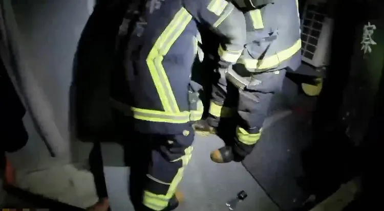 消防人員拿工具準備破門。翻攝畫面