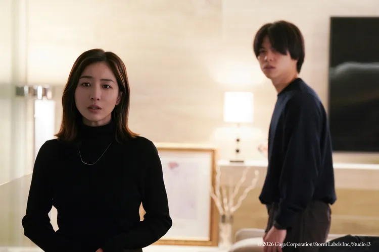 田中美奈實（左）扮演神祕女星，近乎素顏。原創娛樂提供