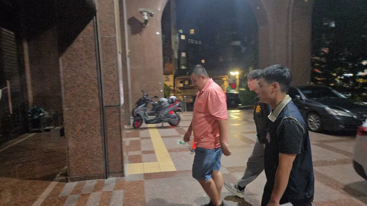 代理里長陳家斌晚間與曾維祥先後被移送地檢署複訊。葉先鵬攝