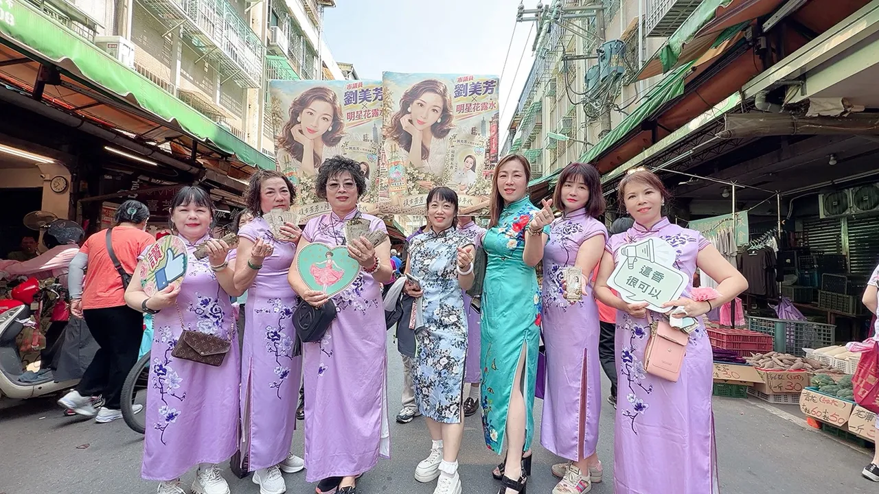 從旗袍到花露水都是回憶！劉美芳復古現身興隆市場　談地方服務「需要時一直都在」