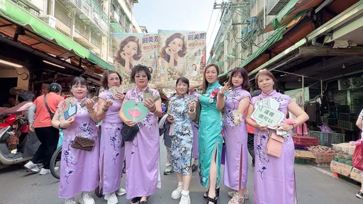 從旗袍到花露水都是回憶！劉美芳復古現身興隆市場　談地方服務「需要時一直都在」