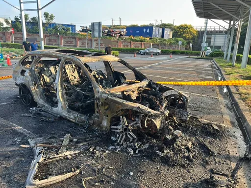 國道驚魂！轎車冒濃煙切入湖口服務區　駕駛下車瞬間車頭爆火海