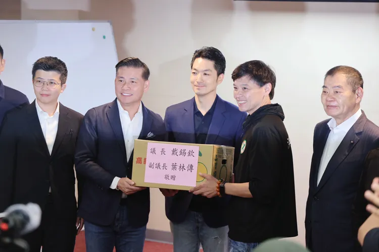 台北市長蔣萬安今天（29日）赴台北市議會工務委員會送水果致意。記者李俊毅攝