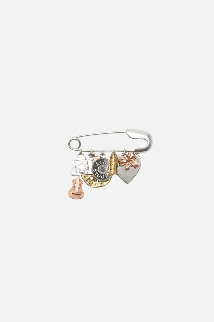 Acne Studios墜飾胸針，1萬6000元。品牌提供