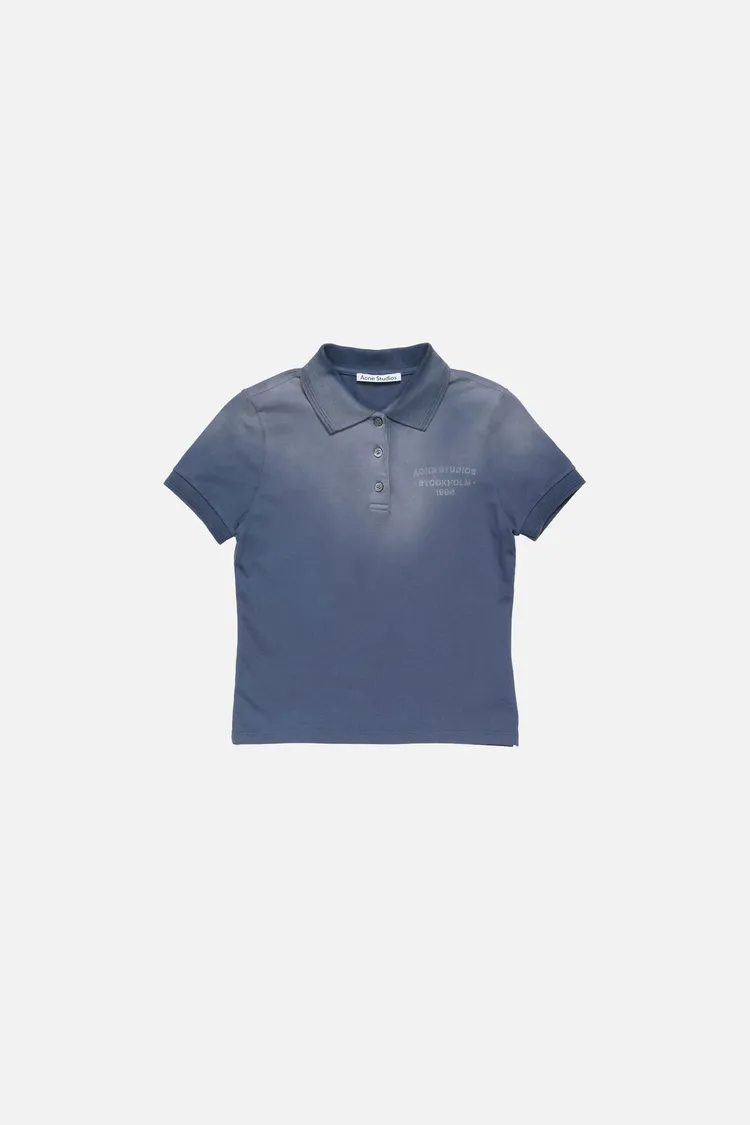 Acne Studios噴塗效果翻領 T 恤，1萬4400元。品牌提供