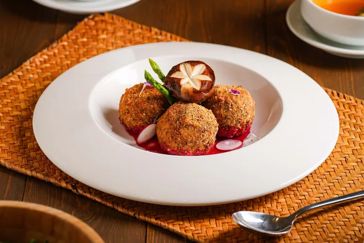 Cozzi THE Roof餐廳副主廚為素食者特製「牛肝菌野菇燉飯球佐時蔬茄汁」。和逸飯店高雄中山館提供