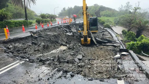 連日降雨路面塌陷！台26線墾丁石牛溪路段坍塌30米　北上外車道單線通行