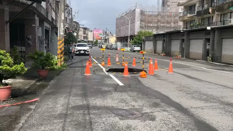 內埔鄉興學路27巷附近出現一個大坑洞。翻攝畫面