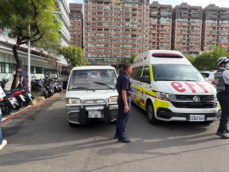張土火21日被小貨車撞倒，送醫不治。翻攝畫面