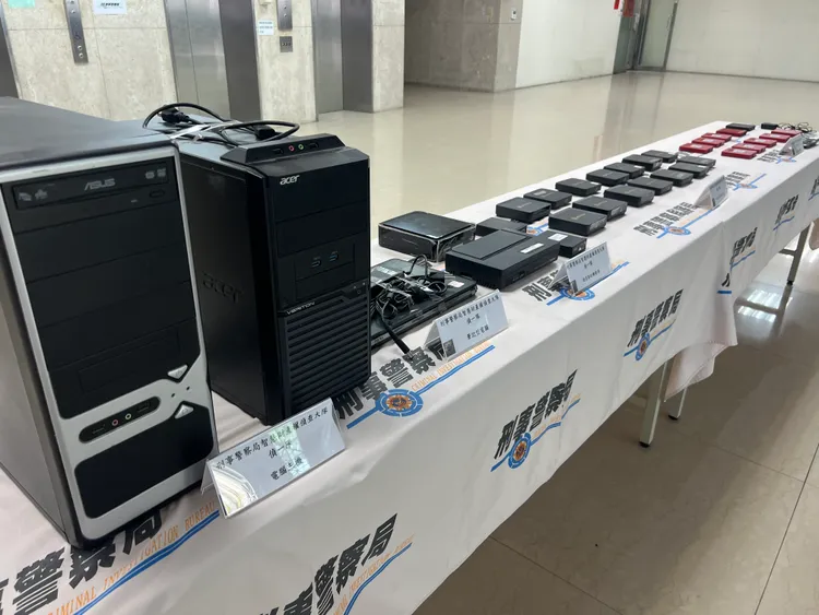 機房內查扣大量機上盒以及相關電腦設備。翻攝畫面