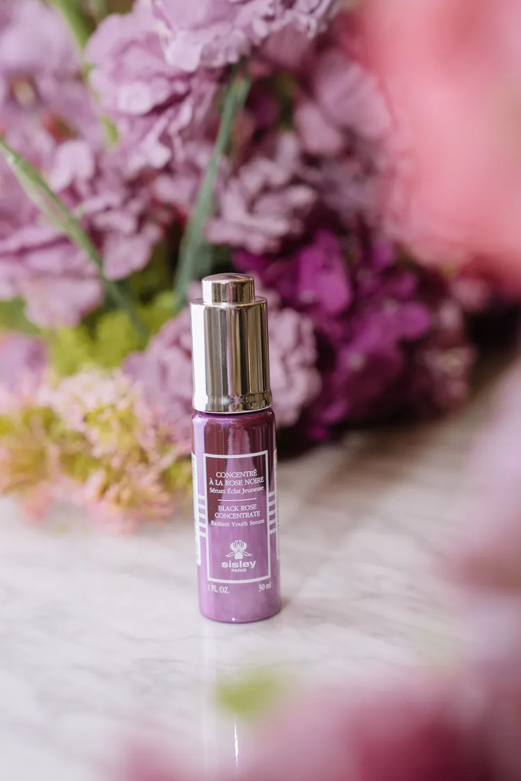 Sisley黑玫瑰彈潤水光菁萃，30ml／8300元。品牌提供