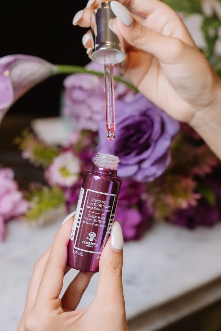 Sisley黑玫瑰彈潤水光菁萃，30ml／8300元。品牌提供