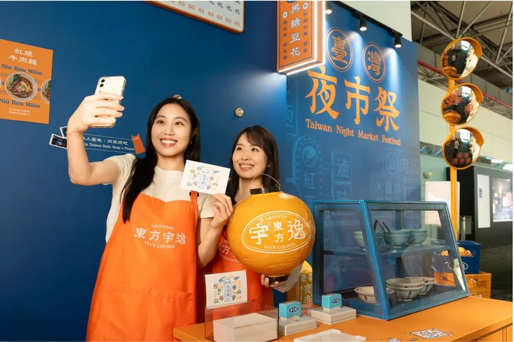 東方宇逸貴賓室以臺灣夜市為主題打造期間限定餐飲體驗，讓旅客離境前品味臺灣經典美食與文化。業者提供
