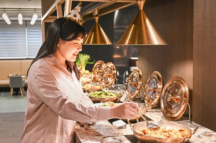 高雄福華期間使用國旅補助入住，不到3000元即可雙人入住五星級飯店並享吃到飽早餐。福華大飯店提供