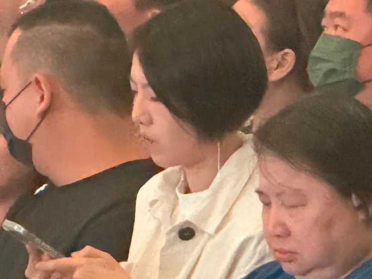 蕭煌奇老婆在正式開演前滑手機當「低頭族」。林丞偉攝