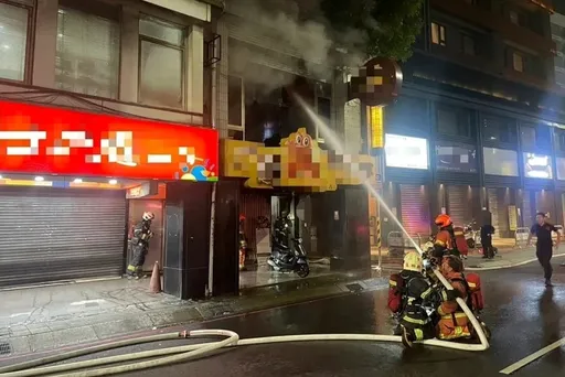 獨家｜燒肉Smile火燒整棟　鐵皮頂加成「火路」延燒隔壁！小火鍋業者筆錄後喊求償