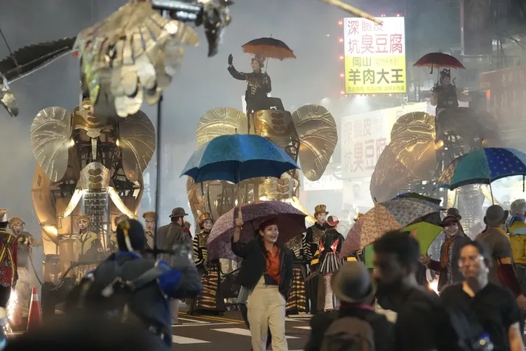 想跟巨象一起逛士林夜市嗎？今晚還有一場！中央社