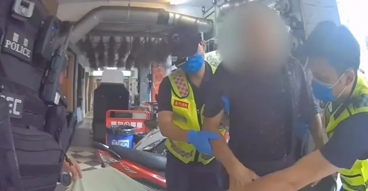 救護人員到場與警方合力協助馬男就醫。民眾提供