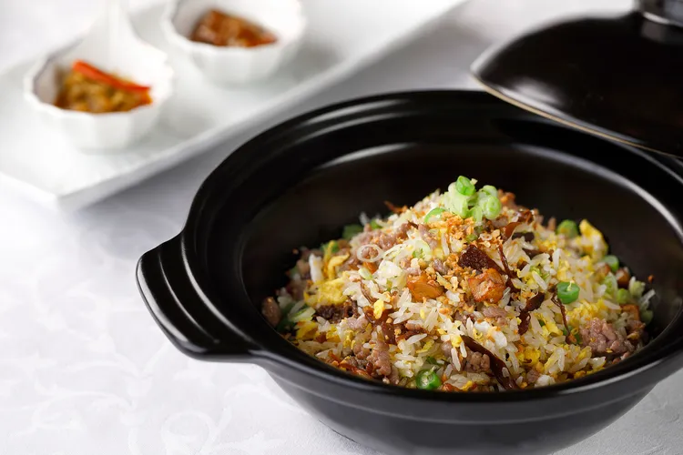 港灣壹號功夫粵菜「山珍醬鴨肝和牛鬆炒飯」價格820元。台北君悅提供