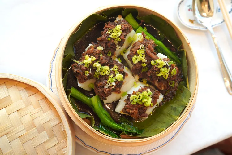 港灣壹號鎮店招牌「竹籠梅菜蒸牙魚」，味豐道地，價格1080元。台北君悅提供