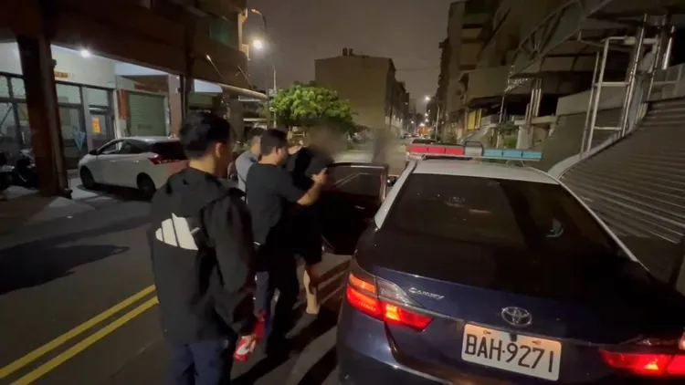 警方將吳嫌壓制逮捕歸案。翻攝畫面
