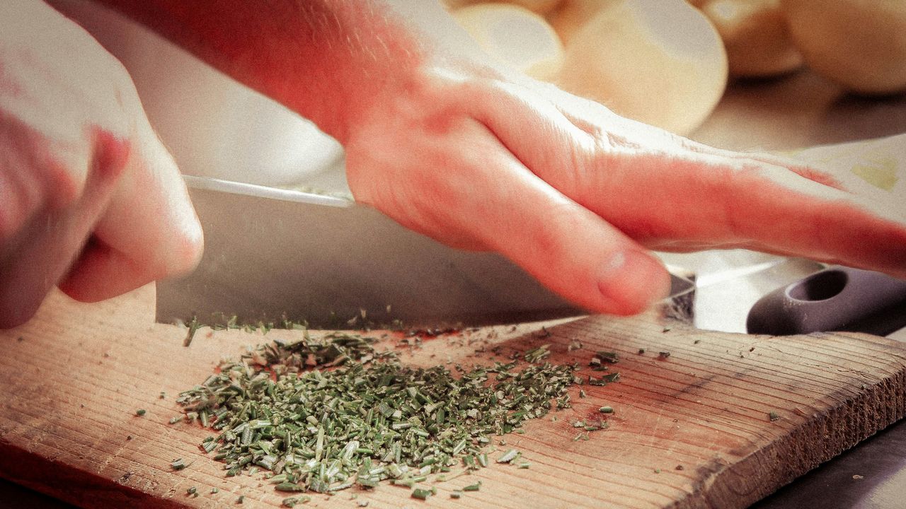 她廚房亂扔尖刀 正好刺破前夫心臟奪命