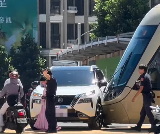 淡海輕軌被休旅車「卡」住！59歲婦疑違規左轉侵軌　網諷：三寶出沒