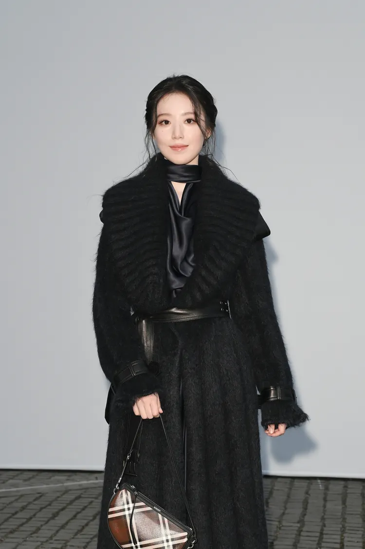 舒華二度受邀現身BURBERRY大秀。品牌提供