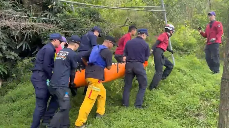 警消合力抬運。翻翻畫面