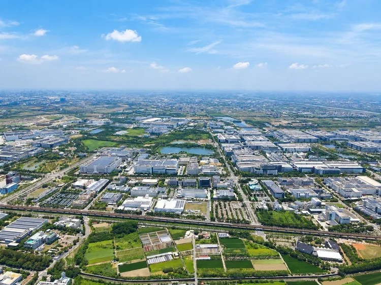 「南科」磁吸效應強勁！善化區、新市區名列台南家戶成長率前兩名，顯示高科技產業進駐對地方人口結構帶來巨大轉變。永慶房產集團提供
