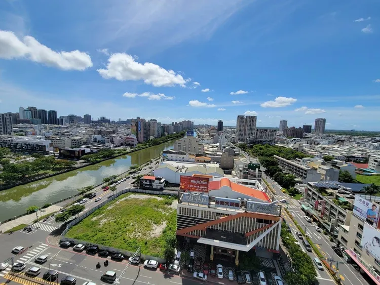 台南「安平區」受惠重劃區開發，憑藉獨特的河岸、海景條件，不僅觀光蓬勃，休閒與慢活氛圍更吸引退休族購屋。永慶房產集團提供