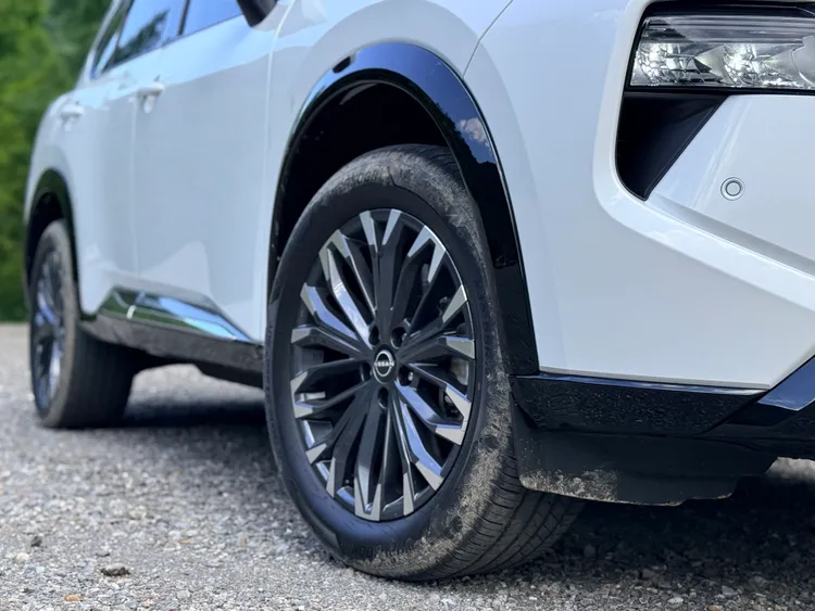 NISSAN e-POWER X-Trail「曜日」搭載19吋幾何造型切削鋁圈，透過雙色設計增添車側視覺層次。林浩昇攝