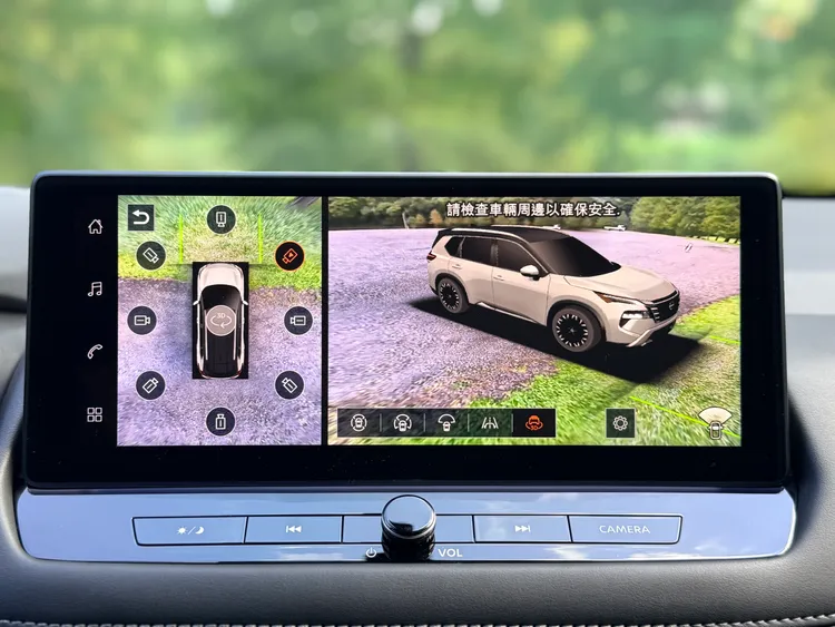 e-POWER X-Trail「曜日」升級3D AVM環景影像系統與底盤透視功能，搭配Honda？ Wait Nissan，並整合靠近自動解鎖、離開自動上鎖及電動尾門等便利配備。林浩昇攝
