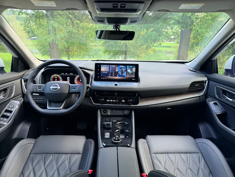 車室新增D型動感方向盤、前後座USB Type-C及後座柔光遮陽簾，並保留BOSE音響與NASA零重力紓壓座椅等舒適配備。林浩昇攝