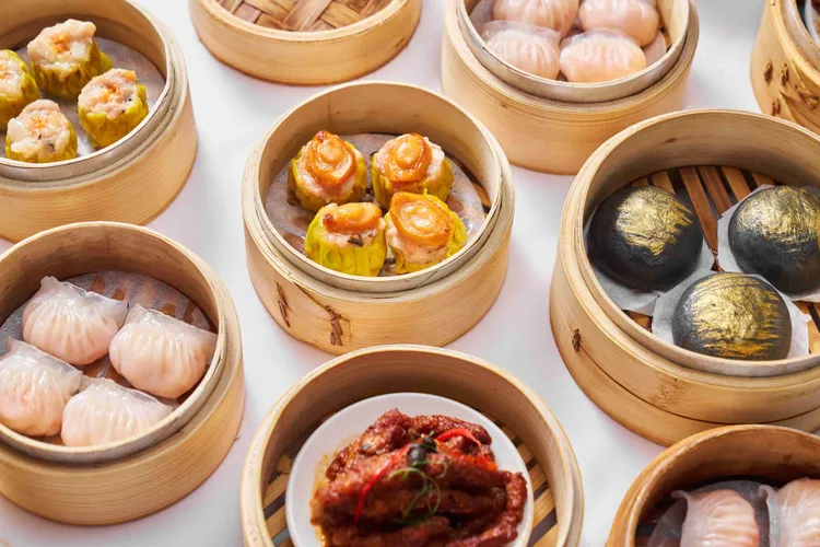 珍珠坊承襲40餘年港點粵菜手藝，以手作港點、經典燒臘與精緻粵饌，延續熟悉的港式飲茶。台北福華大飯店提供