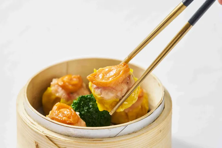 「鮑魚燒賣」將經典港式燒賣搭配鮑魚入饌，飽滿內餡鮮香彈嫩。台北福華大飯店提供